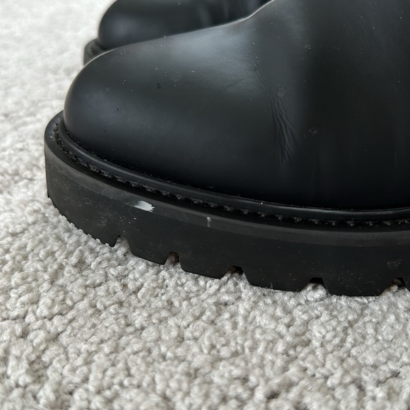 Louis Vuitton Rubber Calfskin Territory Flat Boots in Black - Picture 4 of 8